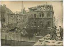 WWII PRESS PHOTO: RUSSIAN OFFICERS ENTERTAIN THEMSELVES ON A BRIDGE, BERLIN 1945