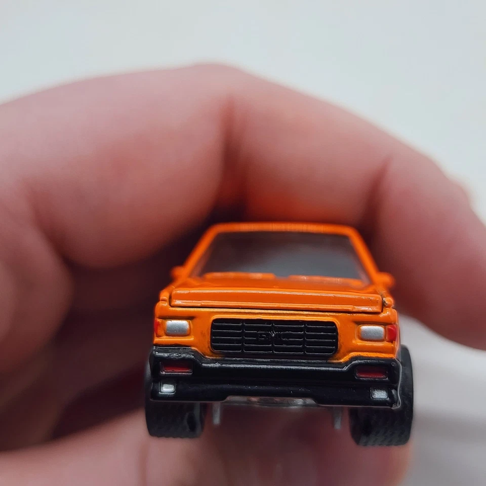 Lote de 2 Johnny Lightning 1991 GMC Syclone Truckin America naranja cobre raro Foto 4 de 4