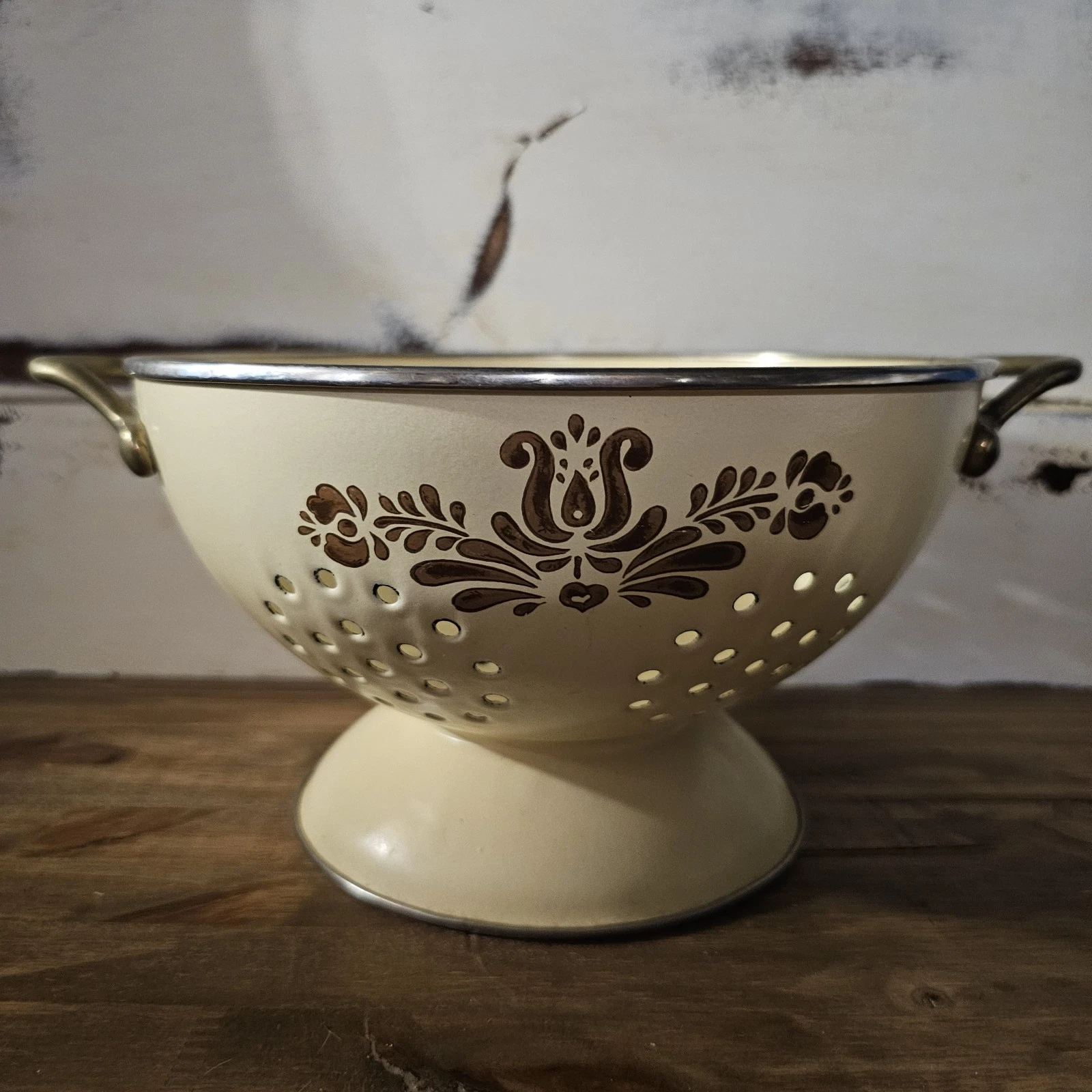 Vintage Metal Enamel Coated Colander Pfaltzgraff Remembrance Pattern Strainer
Opens in a new window 