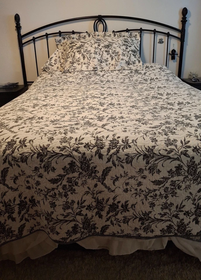 COLCHA LAURA ASHLEY KING BLANCA CON NEGRA, DOS FUNDAS, 1 PR. CORTINAS Y CORBATAS Foto 2 de 4