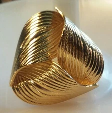 Vintage 1" Tri Leaf Gold Tone  Brooch 02-01-2022