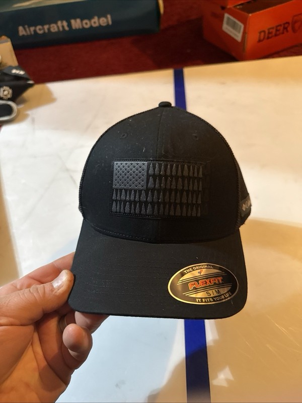 COLUMBIA Hat Men's S/M Black Tree Flag Ball Cap FLEX Fit Mesh Back New