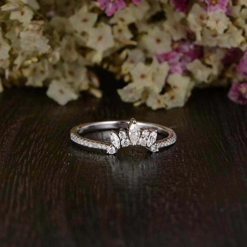 Fede nuziale con corona curva creata in laboratorio da 1 ctw Marquise... - Immagine 3 di 4