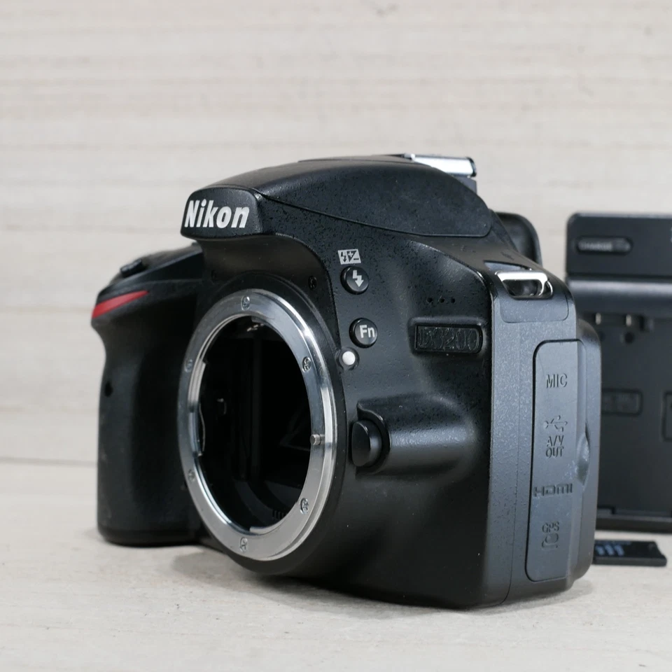 Cuerpo de cámara Nikon D3200 24,2 MP DSLR *BUENO/PROBADO* obturador 3.267 Foto 3 de 4