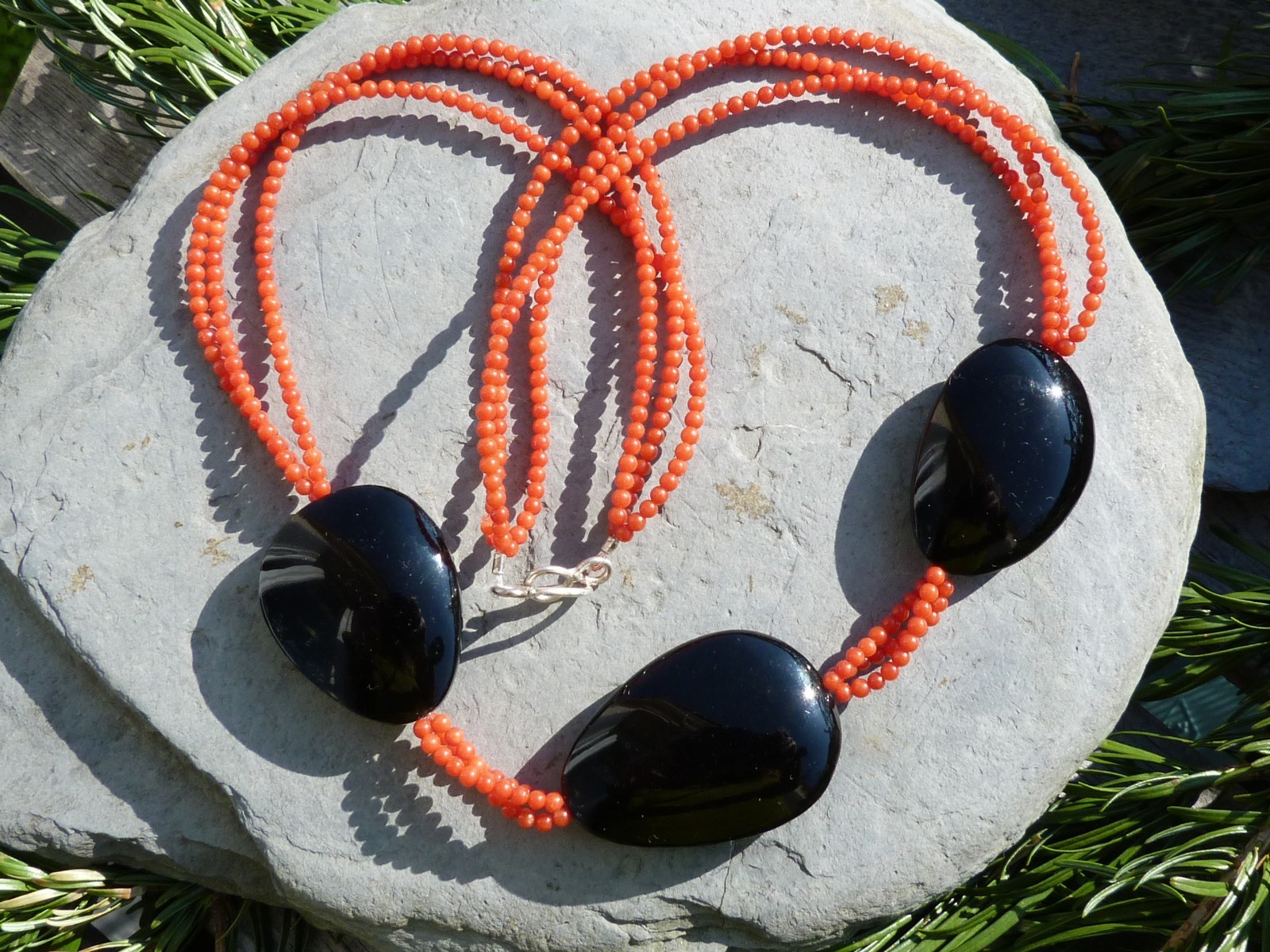 Collier argent 925 avec corail rouge et obsidiennes noires pour tenue de soirée