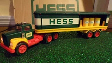 HESS TOY TRUCK 1975-76 WITH YELLOW BARRELS WORKING LIGHTS