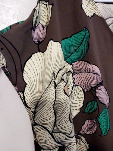Damen Worthington Übergröße 2x Bluse V-Ausschnitt Kurzarm geblümt braun/rosa - Bild 4 von 12