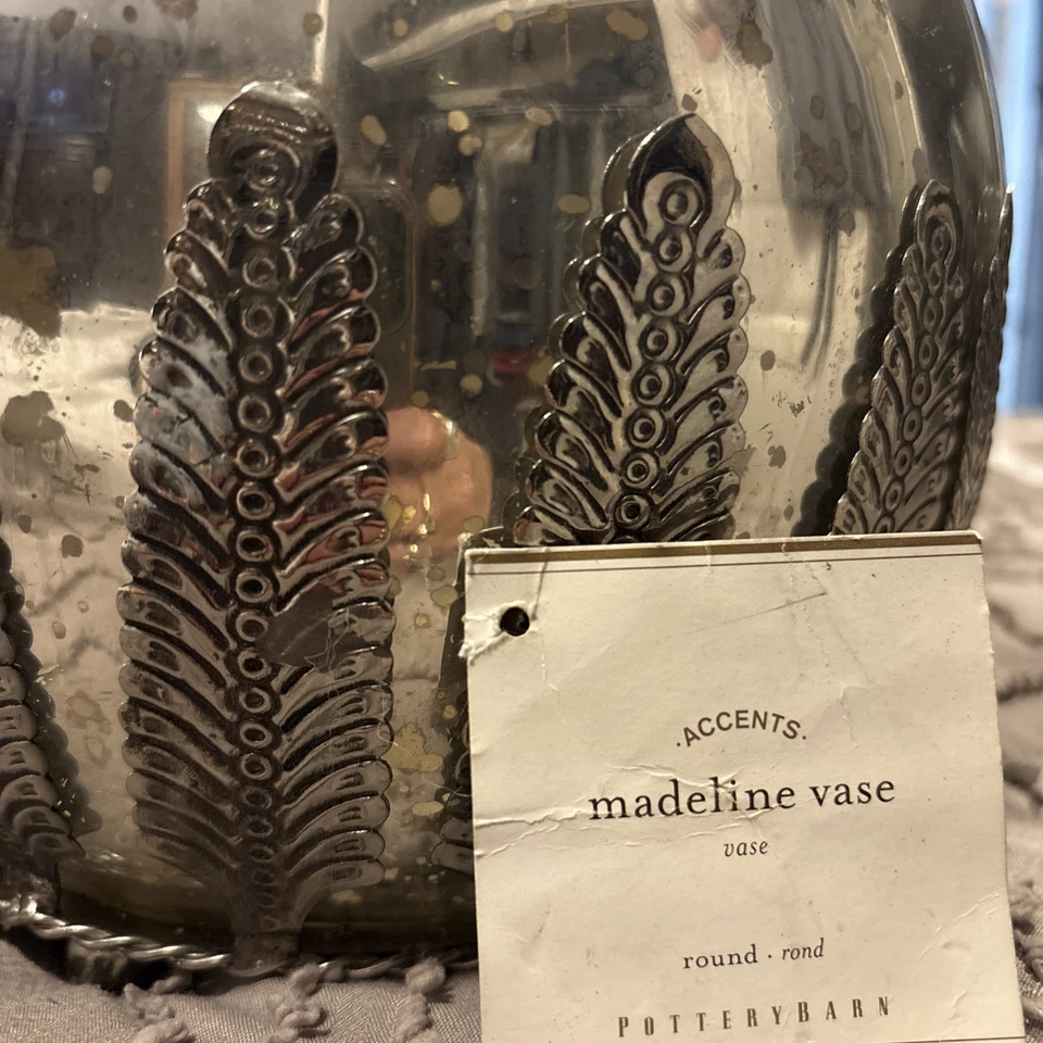 Jarrón de vidrio de mercurio Pottery Barn Madeline de colección con detalle de pluma de filigrana plateada Foto 2 de 4