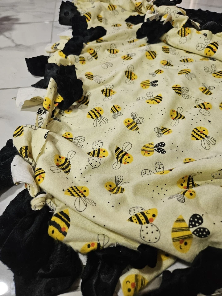 Manta de bebé Minky Tie hecha a mano - Abejorros SUPER SUAVES 🐝 Foto 2 de 3