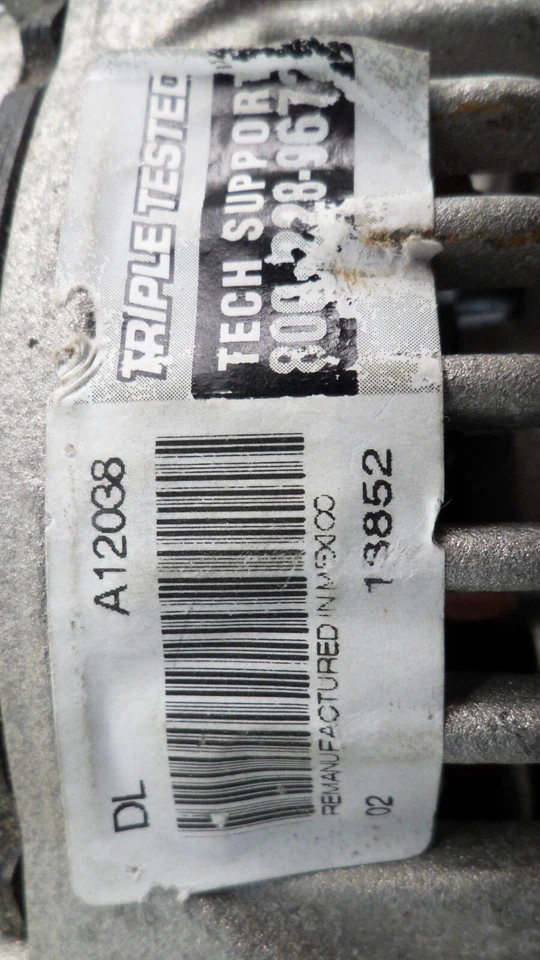 Alternador Volkswagen Beetle 2000-2001 2.0L usado 028903028D fabricante de equipamento original - Imagem 4 de 4