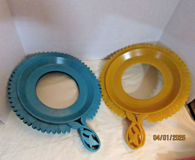 4 VTG. COLORFUL SUNFLOWER DESIGN PLASTIC PLATE MATE PAPER PLATE HOLDERS FOR 8'