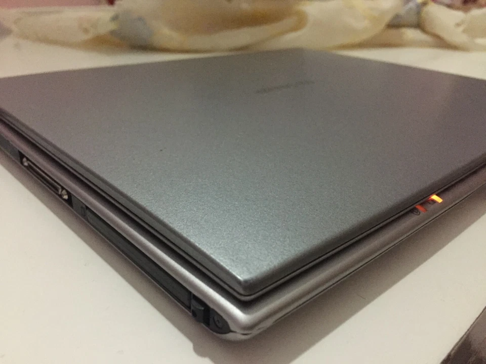 SHARP UM-PC10 MURAMASA sub notebook ultraslim in alluminio compatto e sottile - Immagine 3 di 4