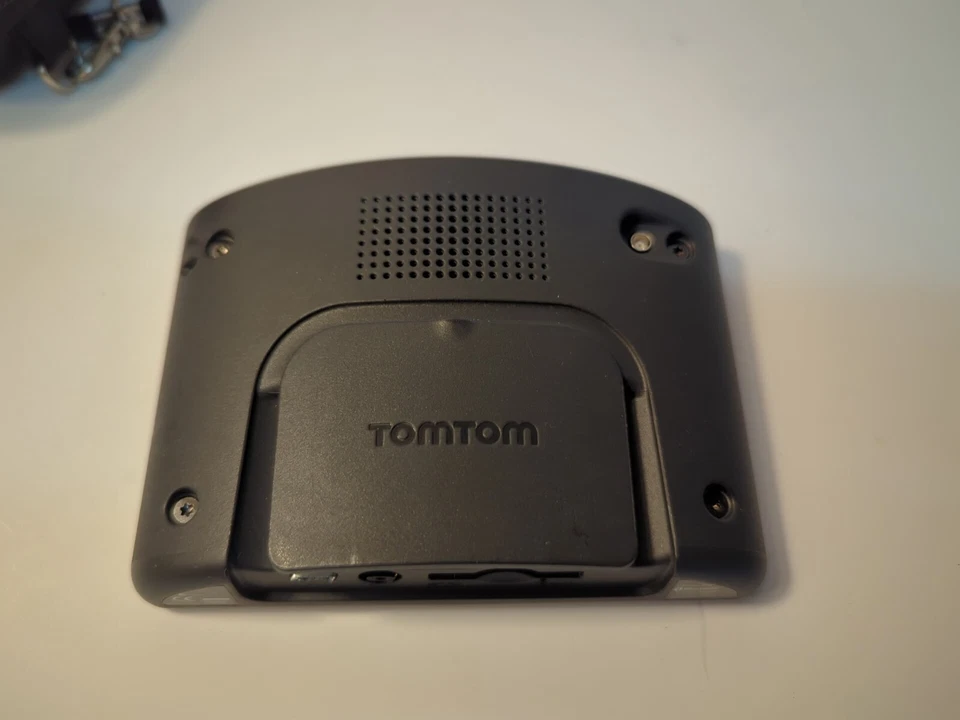 TomTom Tom Tom One XL II 2 Car GPS Unit Bundle Navigation Bluetooth w/ Case - Image 4 of 4