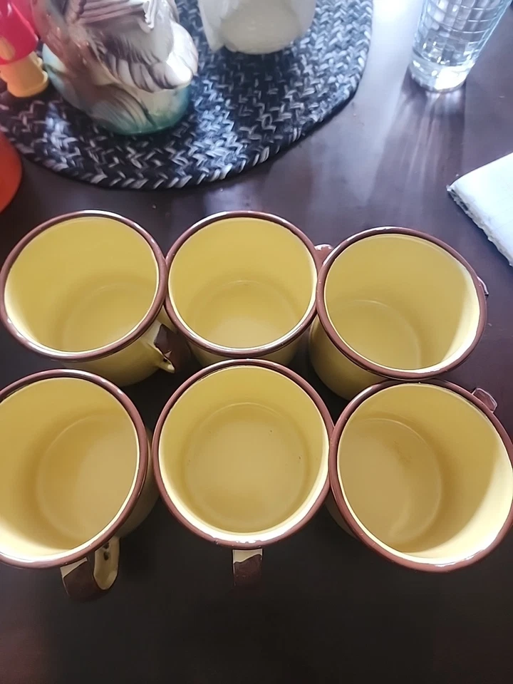 Copos de estanho vintage amarelo marrom coberto de esmalte em excelente estado - Imagem 2 de 2