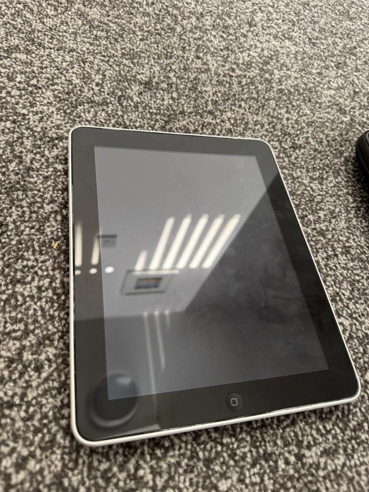 Ipad 16GB 1st Gen bundle - OLD - Image 3 of 3