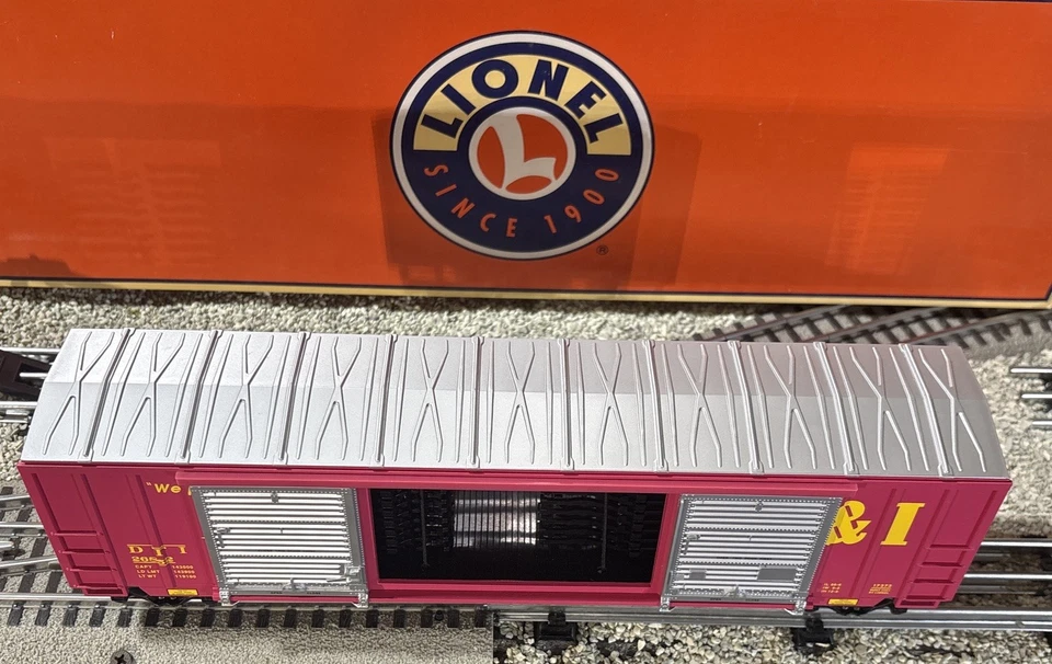 LIONEL~6-26852~DT&I 50’ DOUBLE DOOR BOXCAR #26852~O Scale~W/Vehicle Frames! - Image 3 of 4
