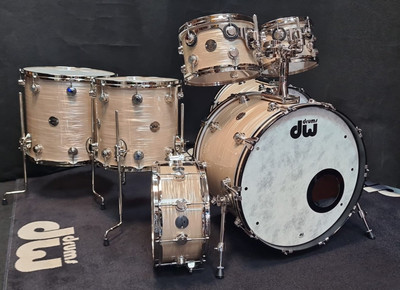 DW Drumset Collectors Contemporary Classic Schlagzeug Creme Oyster USA Shellset