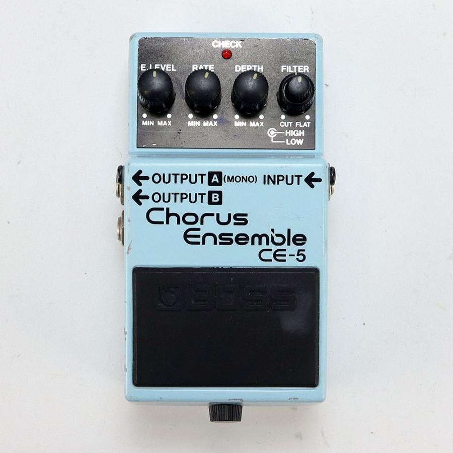 Pédale d'effets de guitare Boss CE-5 Chorus Ensemble utilisée avec Wear