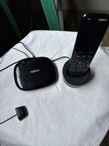 Pilot Logitech Harmony Ultimate ELITE ze stacją dokującą i koncentratorem dobry stan n916 - Zdjęcie 2 z 3