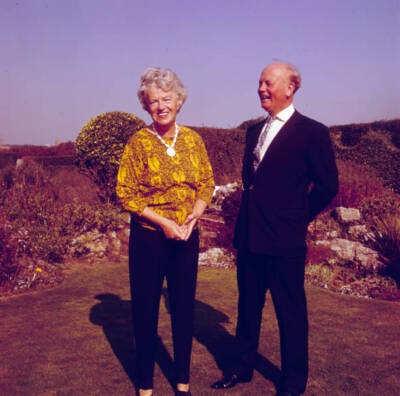 English Actress And Singer Gracie Fields Posed With The Journa 1960s Old Photo
