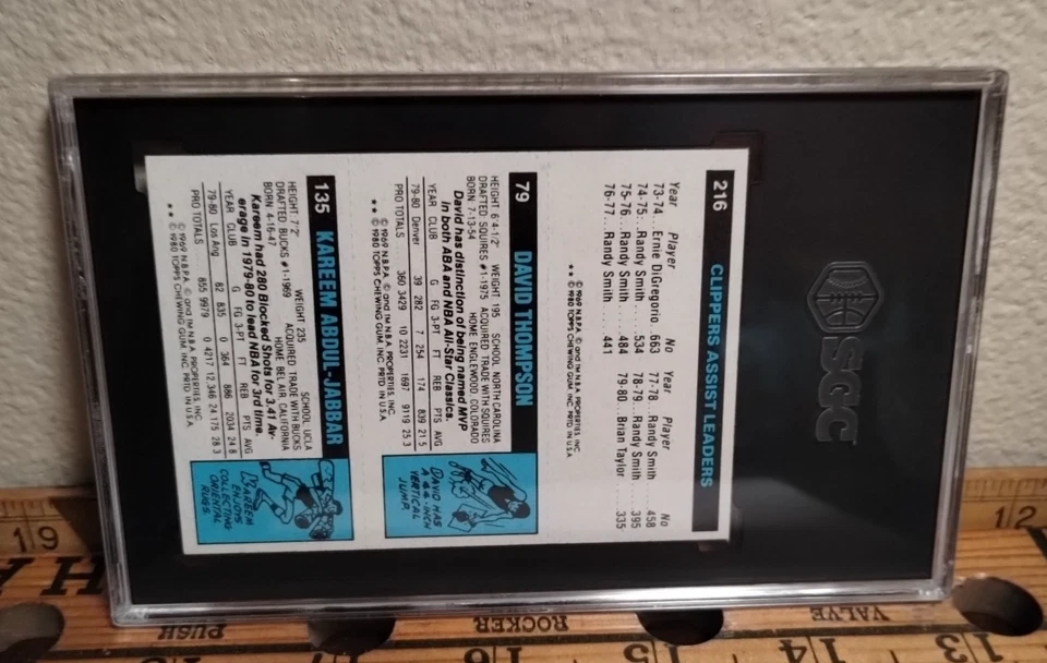 1980-81 Topps #44 Kareem Abdul-Jabbar David Thompson Brian Taylor SGC 5,5 Foto 4 de 4