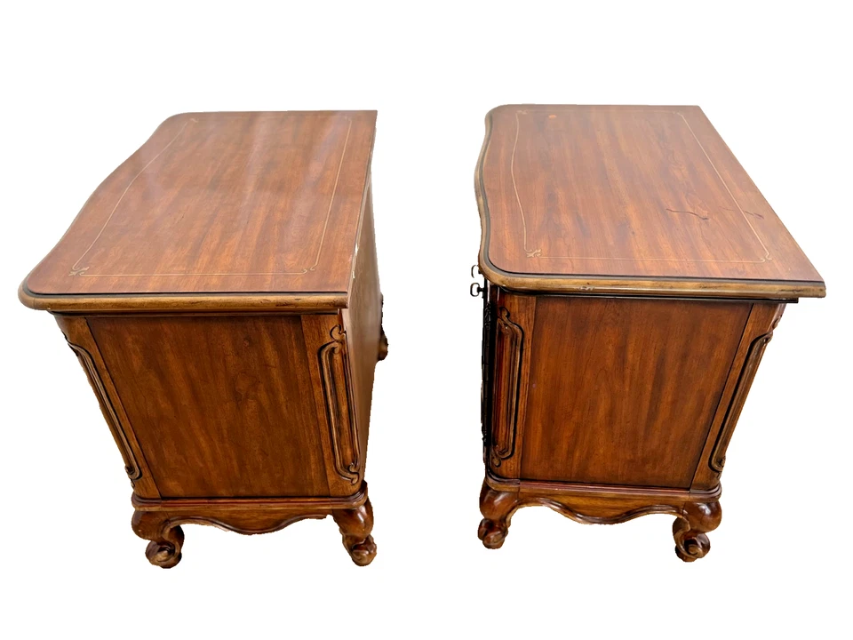 Juego de dos mesitas de noche Drexel Heritage mesas auxiliares armario de doble puerta y estante Foto 4 de 4