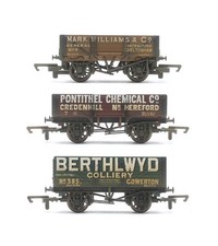 HORNBY 'OO' GAUGE RAKE OF 3 ASSORTED PLANK WAGONS *WEATHERED