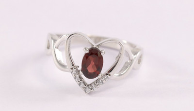 Scarats Natural Garnet Oval Cut 925 Sterling Silver Heart Ring For Her