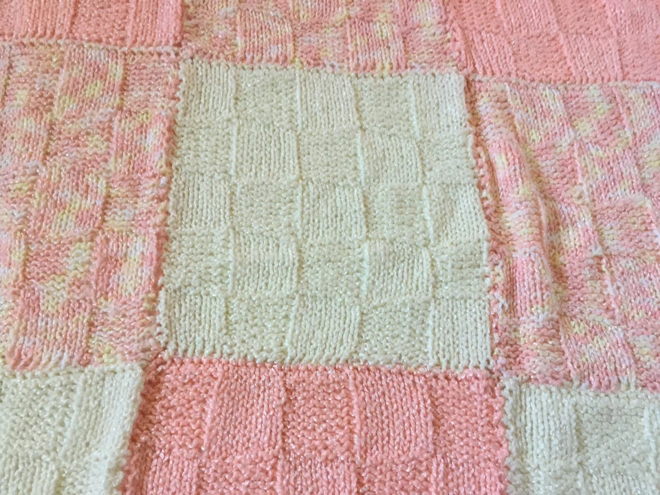 BABY AFGHAN - Rosa/Blanco Manchado - 47" X 39" - Tejido a Mano - Lavar a Máquina $ Secar Foto 3 de 4