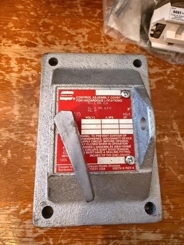 NEW Cooper Crouse Hinds DS415 Snap Switch Cover For Hazardous Locations