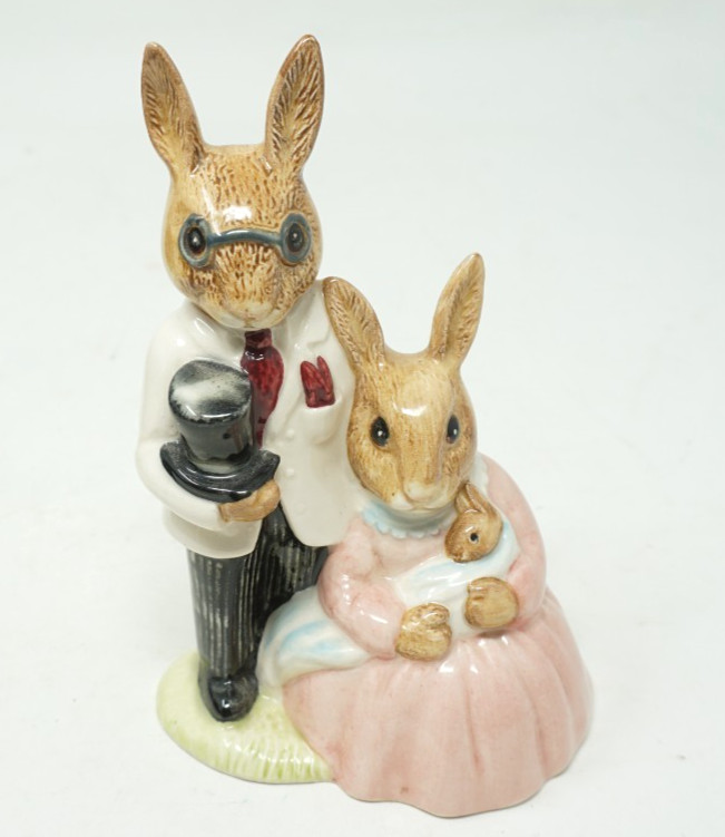 Royal Doulton DB67 Bunnykins FAMILY PHOTOGRAPH New Color way