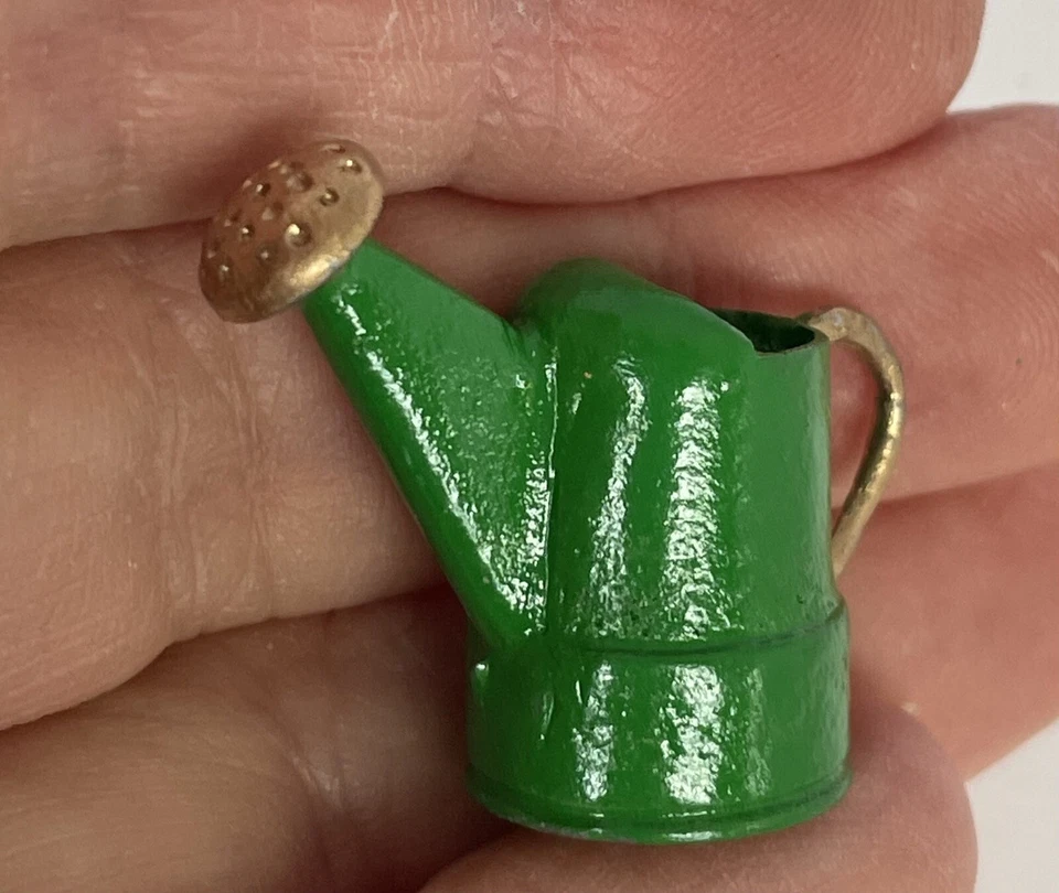 Regadera de jardín miniatura para casa de muñecas. Metal fundido. 1:12 Foto 3 de 4