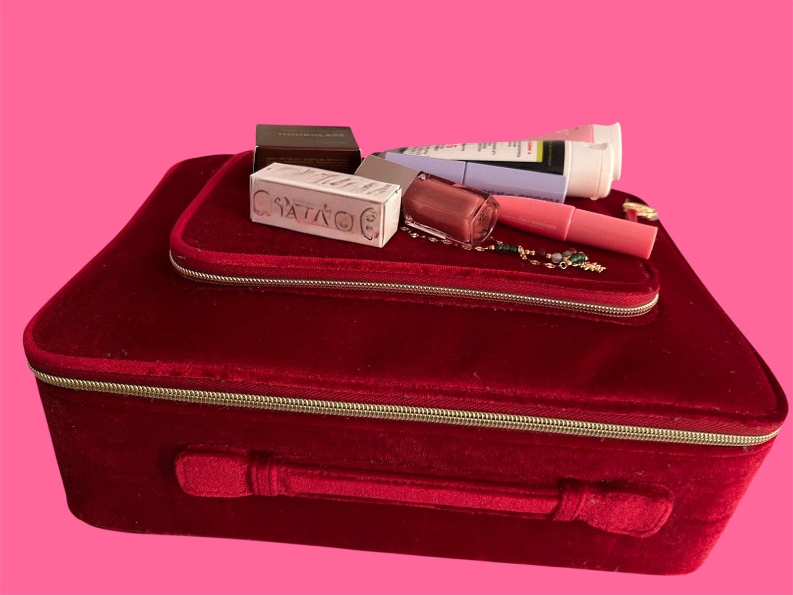 Trousse rouge Estée Lauder effet velours haut de gamme avec bijou doré
