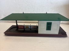 Lionel Operating Automatic Freight Station, no. 356 Carts, No controller Md-8