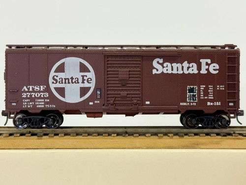 Escala HO, Athearn, SANTA FE, 40’ Boxcar de una sola puerta ATSF-277073. Acopladores Kadee | Zustand: Used