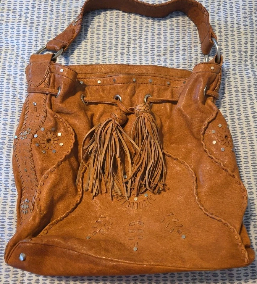 Bolso de hombro de cuero marrón con tachuelas y costuras decorativas Junior Drake para mujer Foto 4 de 4