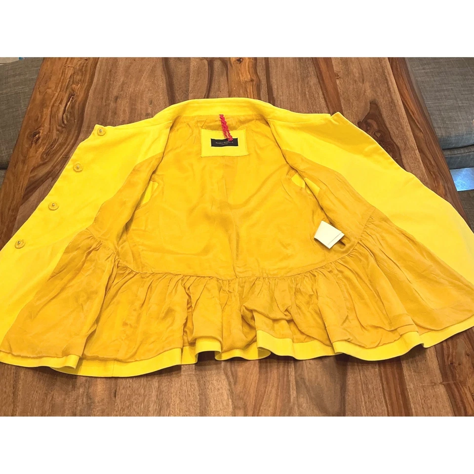 Chaqueta para mujer Piazza Sempione amarilla peplum mangas recortadas hecha en Italia Foto 3 de 4
