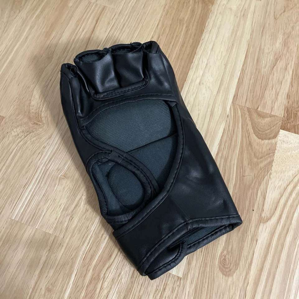 Подлинная перчатка UFC с автографом Урайи Фабера - Изображение 3 из 3