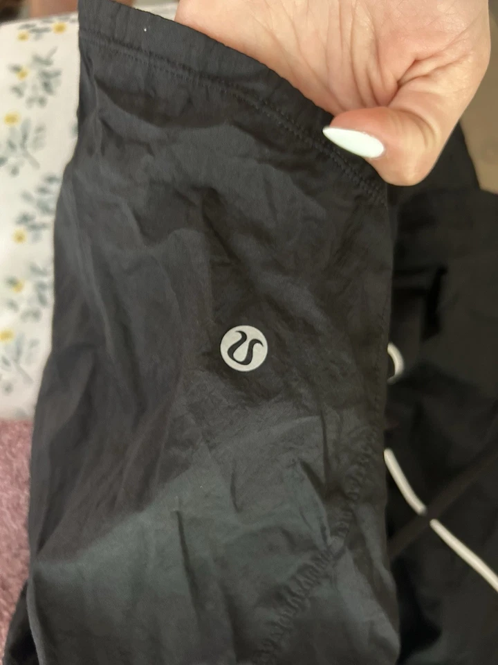 Shorts preto Lululemon tamanho 6 - Imagem 4 de 4