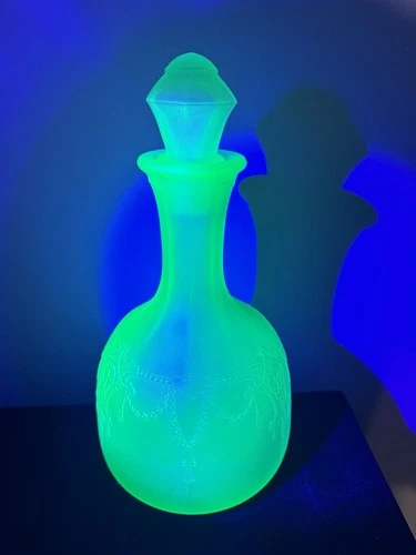 VINTAGE uranium  satin ANCHOR HOCKING  GLASS DECANTER 10" TALL W/STOPPER