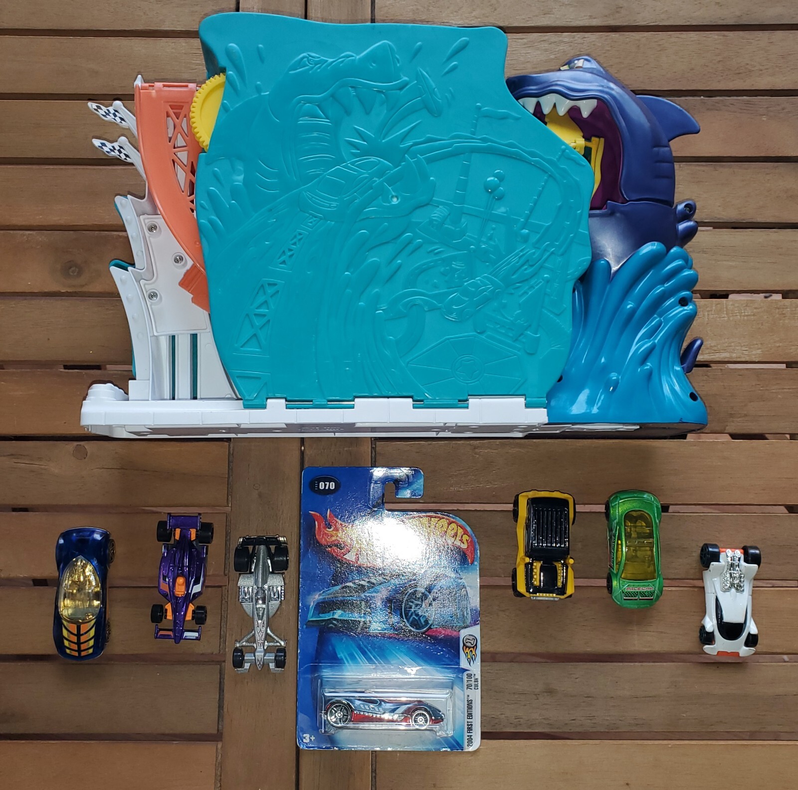 2008 Hot Wheels  Shark Bite Bay Fold & Go Carry Track Set with 7 cars lot