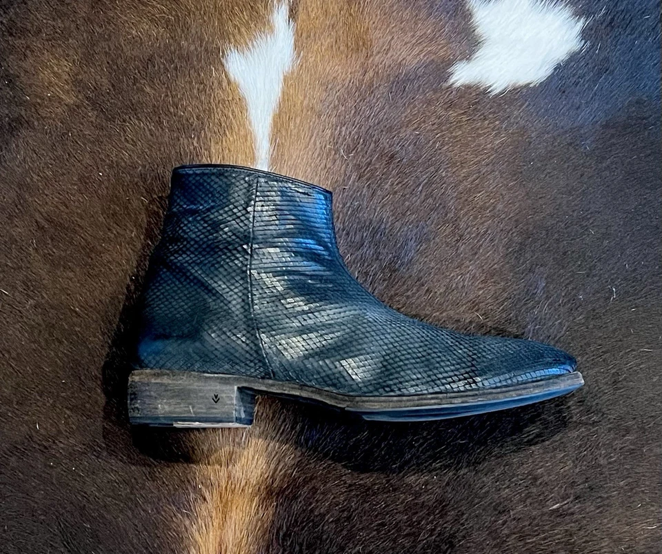 Bota John Varvatos Masculina Tamanho 13 Preta Estampa de Pele de Cobra Couro com Zíper Muito Boa - Imagem 2 de 4
