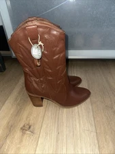 Mia Ralyn Wester Boots - NWT Size 8.5 Cognac Brown Wood Heel Rubber Sole