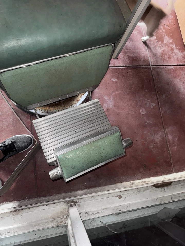 Silla de peluquero Emil J. Payar Chicago 1961 con reposacabezas y reposapiés verde Foto 4 de 4