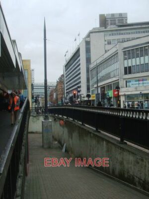 FOTO WO SOLLEN WIR ES DANN HINSTELLEN? ICH NEHME AN DEN SPANNMAST FÜR DIE METRO O