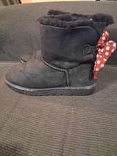 Stivali UGG X Disney neri in pelle di pecora scamosciata mini Bailey fiocco II 9