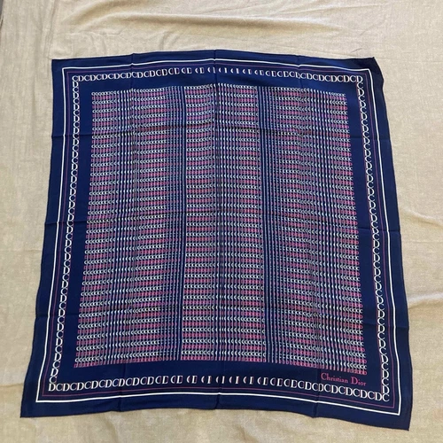 Authentique foulard en soie motif rayures logo CD Christian Dior vintage 78 x 75,5 cm