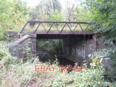 FOTO STILLGELEGTE EISENBAHNBRÜCKE ÜBER DEN FLUSS TRENT DER FLUSS FLIESST UNTER DEM RAI