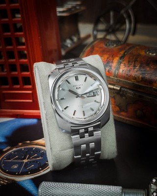 Vintage Seiko 5 Automatic - 6119-8220 - Silver Sunburst - 21 Jewels - 1970s JDM