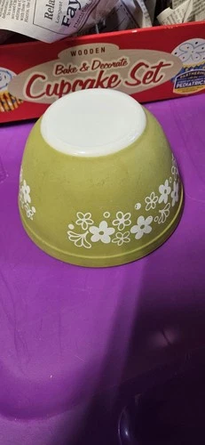 1 1/2 Pint Pyrex Daisy Green Bowl